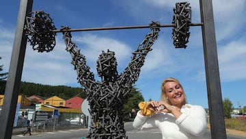 Lydia Valentín junto a la escultura.