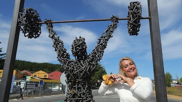 Lydia Valent&iacute;n junto a la escultura.