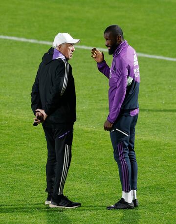 Antonio Rüdiger charla con Carlo Ancelotti.