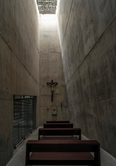 Su construcción utiliza principalmente hormigón armado y piedra volcánica local (picón), buscando una arquitectura de "kilómetro cero".