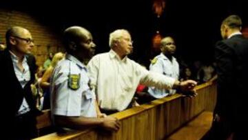 Oscar Pistorius en el juicio con su familia