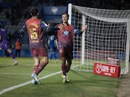 El delantero Cristian Herrera celebra con Miguel Loureiro el tanto que anotó contra el Sabadell.