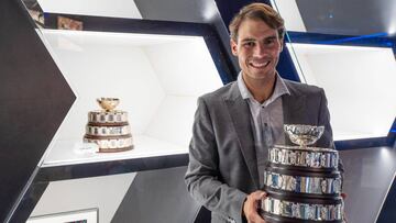 Rafa Nadal posa con una réplica de la Copa Davis en el Rafa Nadal Museum Experience de la Rafa Nadal Academy by Movistar.
