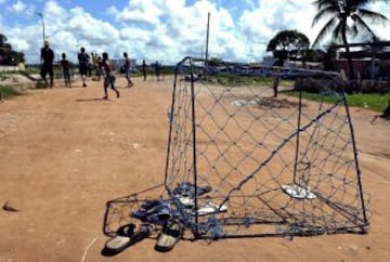 Varios niños juegan al fútbol en un barrio pobre de Olinda, a unos 18 km de Recife, en el noreste de Brasil, durante el Mundial de Brasil 2013 torneo de fútbol FIFA Confederaciones. El centro histórico de Olinda está catalogado como Patrimonio de la Humanidad por la UNESCO.