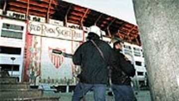 <b>ESTADIO CONFLICTIVO</b>. El Pizjuán vive a veces en estado de sitio. La Policía lo ha custodiado con frecuencia para evitar, por ejemplo, que se lancen cuchillos como el del derby, que llegó a manos de Griguol, o el intento de agresión a Prats.