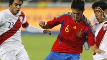<b>VIGILADO. </b>Isco trata de marcharse de un rival peruano.