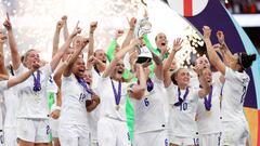 LONDON, ENGLAND - JULY 31: Leah Williamson and Millie Bright of England lift the trophy after their teams victory during the UEFA Women's Euro 2022 final match between England and Germany at Wembley Stadium on July 31, 2022 in London, England. (Photo by Naomi Baker/Getty Images)