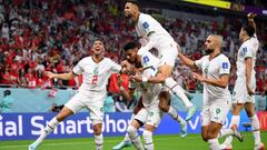 En-Nesyri abraza a Ziyech junto a varios compañeros que celebran el 1-0 a Canadá.