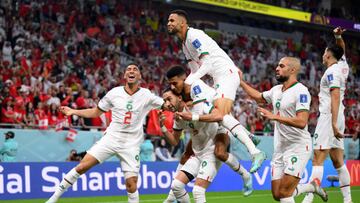 En-Nesyri abraza a Ziyech junto a varios compa?eros que celebran el 1-0 a Canad¨¢.