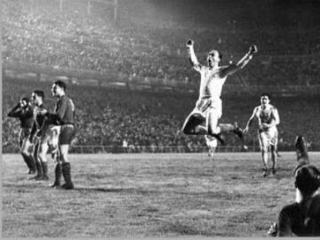 Celebración imperial del 4-0 (era el tercero de La Saeta) al Vasas húngaro el 2 de abril de 1958 en las semifinales de la Copa de Europa. 