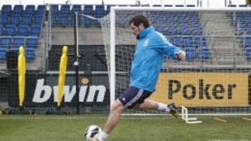 Iker Casillas se ejercit&oacute; en Valdebebas y ya toca bal&oacute;n.