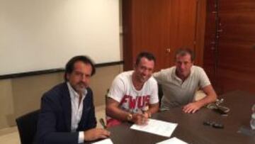 Antonio Cassano firmando su nuevo contrato con la Sampdoria.