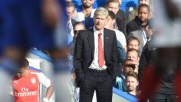 ARA1. London (United Kingdom), 05/10/2014.- Arsenal manager Arsene Wenger reacts during the English Premier League soccer match between Chelsea FC and Arsenal FC at Stamford Bridge in London, Britain, 05 October 2014. Arsenal lost the match 0-2. EFE/EPA/ANDY RAIN DataCo terms and conditions apply 
 http://www.epa.eu/files/Terms%20and%20Conditions/DataCo_Terms_and_Conditions.pdf