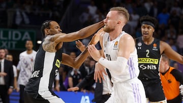 MADRID, 27/04/2023.- El escolta del Partizán Kevin Punter (i) golpea al bosnio Danan Musa, del Real Madrid, durante el segundo partido de los cuartos de final de la EuroLiga que Real Madrid y Partizán Belgrado disputan este jueves en el Wizink Center, en Madrid. EFE/Juan Carlos Hidalgo
