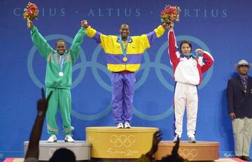 La primera de las cinco medallas de oro que tiene Colombia en los Juegos Olímpicos llegó con María Isabel Urrutia en los 69-75 kg en Sídney 2000.