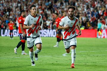 James Rodríguez se dirige hacia su compañero de equipo, Unai López, para celebrar el tercer tanto del Rayo.