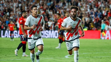 James Rodríguez se dirige hacia su compañero de equipo, Unai López, para celebrar el tercer tanto del Rayo.