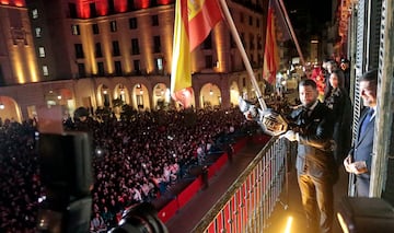 Después de proclamarse campeón del mundo del peso pluma de la UFC, Ilia Topuria es recibido por más de 8.000 aficionados en la plaza del Ayuntamiento de Alicante.