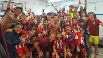 Los jugadores del Atlético B celebran la primera plaza.