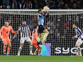 Remiro zanja dudas y silencia los debates