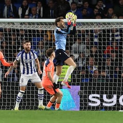 Remiro zanja dudas y silencia los debates