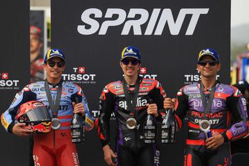 El podio de la carrera al esprint, tres pilotos españoles. En el medio, el ganador de la carrera al esprint Maverick Viñales. A la izquierda, Marc Márquez que acabó segundo, y a la derecha, Jorge Martín que fue tercero.