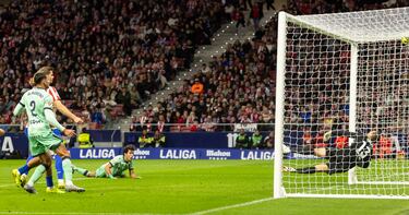 A la primera que tuvo, el Levante castiga en el Metropolitano. Además, cumpliendo la ley del ex. Saque de esquina que llega al segundo palo, donde remató completamente solo Manu Sánchez, lanzándose en plancha, para superar a Oblak con su poderoso cabezazo.