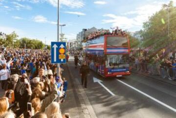 Las im芍genes del recibimiento a la selecci車n de Islandia