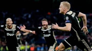 LONDON, UNITED KINGDOM - APRIL 30: Donny van de Beek of Ajax celebrate 0-1 during the UEFA Champions League match between Tottenham Hotspur v Ajax at the Tottenham Hotspur Stadium on April 30, 2019 in London United Kingdom (Photo by Erwin Spek/Soccrates/