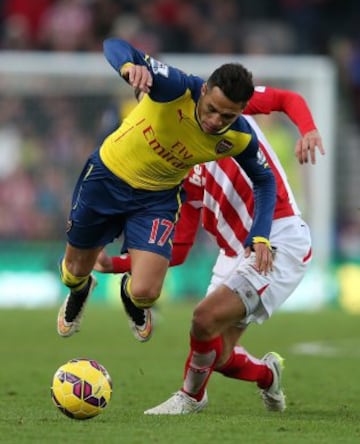 Alexis Sánchez jugó todo el partido y pese a algunas buenas jugadas, no pudo ayudar al Arsenal que pagó caro el pésimo primer tiempo.