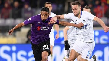 Luis Fernando Muriel ante la marca de un rival durante el partido entre Fiorentina e Inter por serie A.