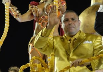 El exfutbolista brasileño Ronaldo Nazario, es homenajeado por la escuela de samba del Grupo Especial Gaviões da Fiel durante el desfile del carnaval de Sao Paulo