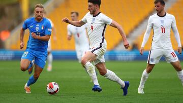 Soccer Football - UEFA Nations League - Group C - England v Italy - Molineux Stadium, Wolverhampton, Britain - June 11, 2022 Italy's Davide Frattesi in action with England's Declan Rice REUTERS/Hannah Mckay