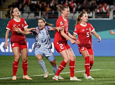 La jugadora española Laia Codina celebra el cuarto gol tras un remate de cabeza. 