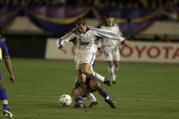 Centrocampista y defensa que llegó procedente del Espanyol en 1999, marchándose al Valencia en la campaña 2007-08. Como madridista jugó en el centro de la defensa como en el centro del campo formando pareja con Makelele en algunos encuentros, caso de este encuentro. Colgó las botas en 2008. Ha sido entrenador del Las Rozas en este comienzo de temporada 2020-2021.