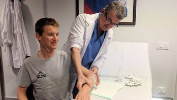 Chris Butler es atendido por los doctores en la Clínica San Miguel de Pamplona tras su caída en la Clásica de Almería.