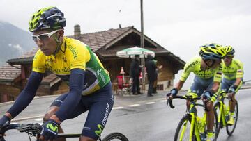 Nairo Quintana porta el jersey de líder durante la cuarta etapa del Tour de Romandía.