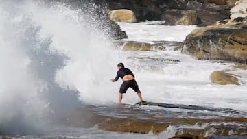 Brenden Newton a punto de ser engullido por una ola gigante en Cape Solander (Australia) en Semana Santa 2025