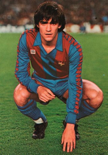 Marcos Alonso Pe?a era hijo de Marcos Alonso Imaz y padre de Marcos Alonso Mendoza. Tres generaciones de buenos jugadores. Para distinguirlos, son conocidos futbol¨ªsticamente como Marquitos, Marcos y Marcos Alonso, en orden cronol¨®gico. As¨ª que el protagonista de esta noticia triunf¨® como Marcos, principalmente en el Barcelona, donde jug¨® entre 1982 y 1987, y el Atl¨¦tico de Madrid, de 1979 a 1982 y de 1987 a 1989. Entr¨® en los altares del barcelonismo en la final de la Copa del Rey de 1983, cuando en el ¨²ltimo minuto marc¨® de cabeza un gol al Real Madrid que decid¨ªa el t¨ªtulo. Ese vuelo le vali¨® el apodo de ¡®Pich¨®n¡¯. El habilidoso extremo tambi¨¦n particip¨® en el t¨ªtulo de Liga 1984-85 y en la amarga derrota ante el Steaua de Bucarest en la final de la Copa de Europa en 1986. Una Supercopa y dos Copas de la Liga completan su palmar¨¦s azulgrana. Tambi¨¦n fue 22 veces internacional con la Selecci¨®n, con la que intervino en el ¨¦pico 12-1 a Malta que clasificaba a Espa?a para la Eurocopa de 1984, donde fue subcampeona tras perder la final ante la anfitriona Francia. A su retirada como futbolista, entren¨®, entre otros, a Rayo, Racing, Sevilla, Atl¨¦tico, Zaragoza... El 9 de febrero falleci¨® a los 63 a?os. Su hijo Marcos Alonso alarga en el Bar?a la tradici¨®n futbolera.