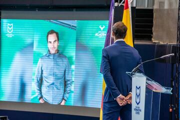 Nadal eschucha la intervención de Federer por vídeo.