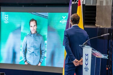 Nadal eschucha la intervenci¨®n de Federer por v¨ªdeo.