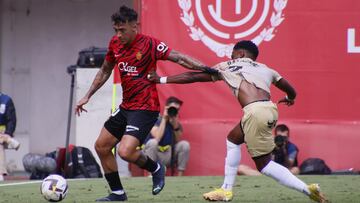 PALMA DE MALLORCA, 17/09/2022.- El jugador del Real Mallorca Antonio S¨¢nchez (i) lucha por el bal¨®n con el belga Largie Ramazani, del Almer¨ªa, durante el partido de LaLiga Santander disputado este s¨¢bado en el estadio Visit Mallorca Estadi de Palma de Mallorca. EFE/ Cati Cladera
