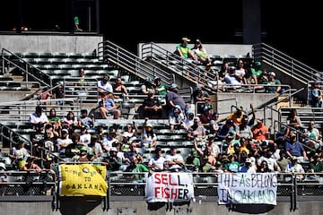 Durante la temporada, decenas de aficionados se manifestaron en contra de la mudanza a Oakalnd y pidieron al dueño John Fisher vender el equipo