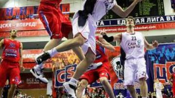 <b>ARROLLADO. </b>Vorontsevich (CSKA) desequilibra a San Emeterio.