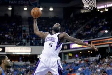 El jugador de los Kings Quincy Acy, con un espectacular mate.