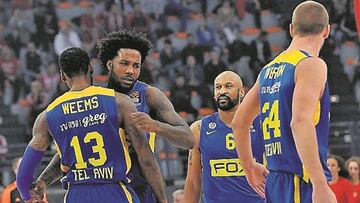 Sonny Weems y Victor Rudd celebran una acci&oacute;n.