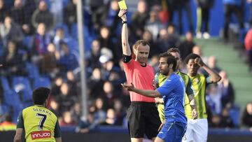 Flamini vio dos amarillas contra el Espanyol.