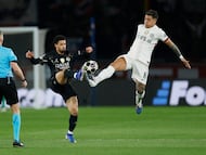Soccer Football - UEFA Champions League - Round of 16 - First Leg - Paris St Germain v Chelsea - Parc des Princes, Paris, France - March 11, 2026 Chelsea's Enzo Fernandez in action with Paris St Germain's Warren Zaire-Emery Action Images via Reuters/Peter Cziborra