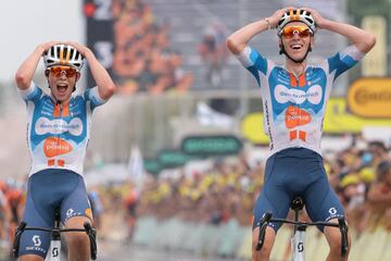 Incr¨¦dulos y felices por su triunfo, los compa?eros del equipo dsm-firmenich PostNL, Romain Bardet y Frank van den Broek.