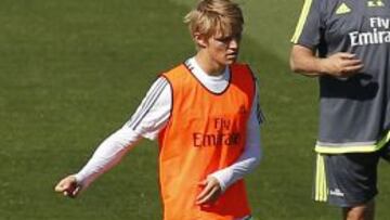 Odegaard, entren&aacute;ndose.
 